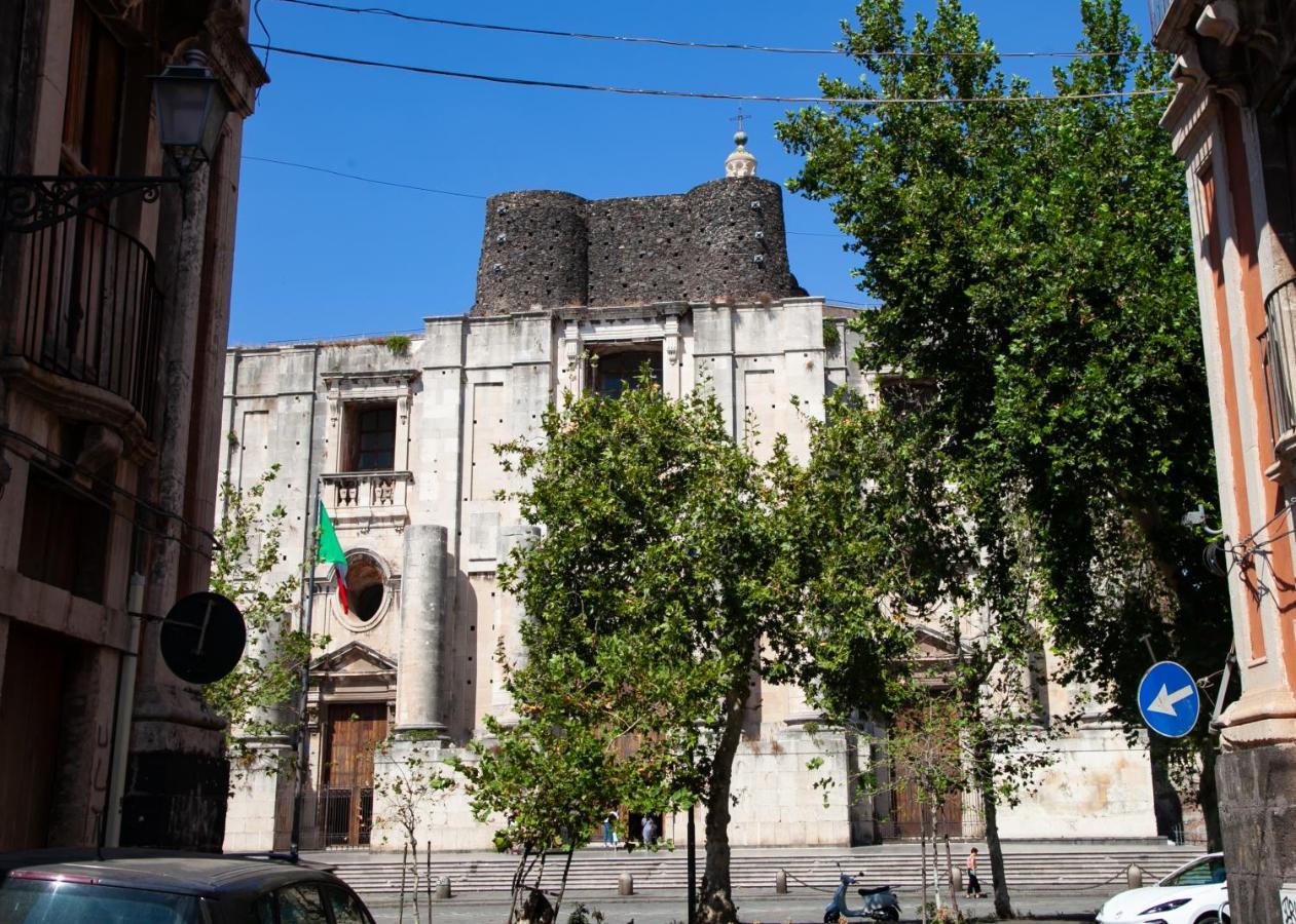 La Casetta In Centro By Sicily In Home Catania Bagian luar foto