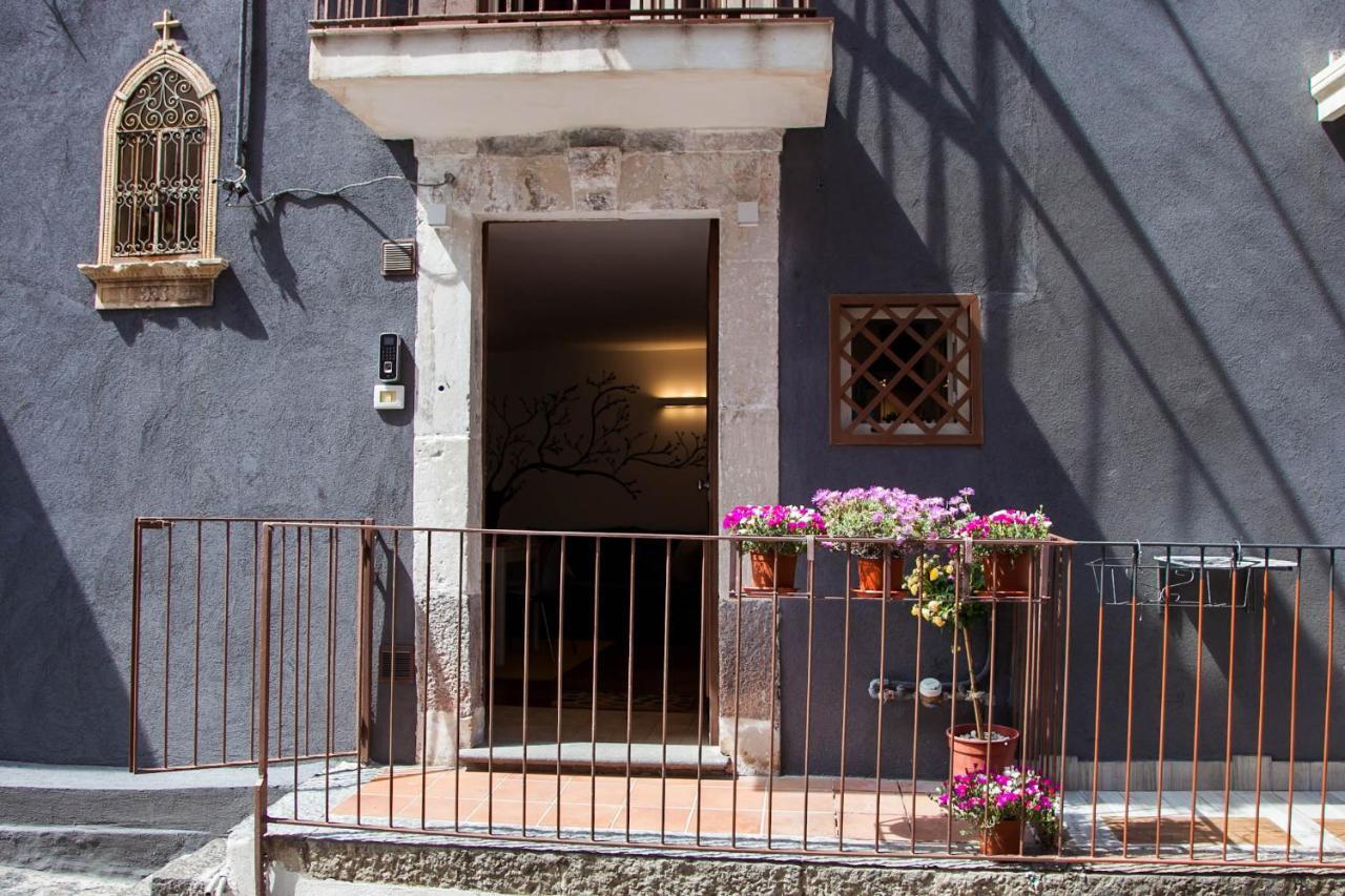 La Casetta In Centro By Sicily In Home Catania Bagian luar foto